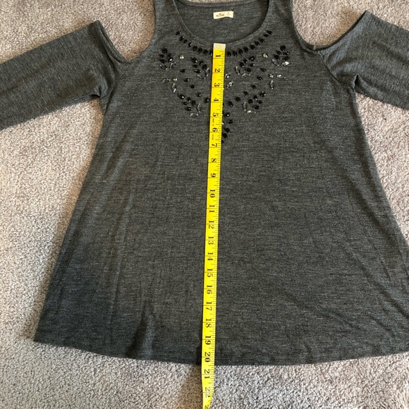 ⭐️ Free Add-On ⭐️ Hollister Cold Shoulder Top - Picture 6 of 10